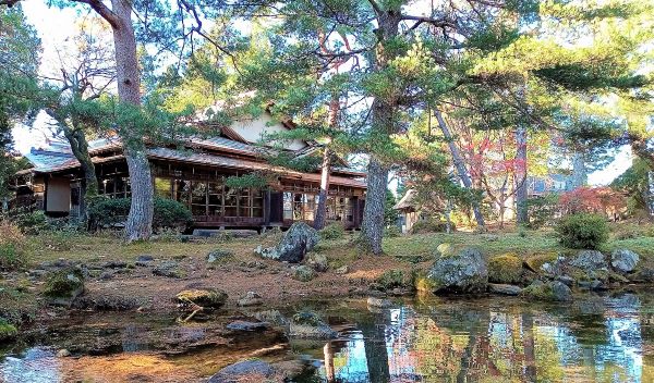 鳥潟会館秋の庭園