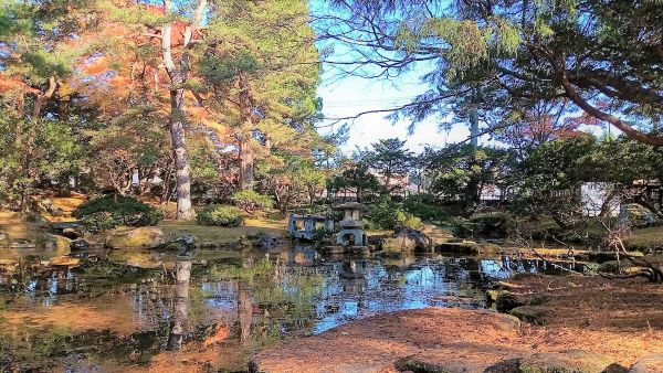 鳥潟会館秋の庭園