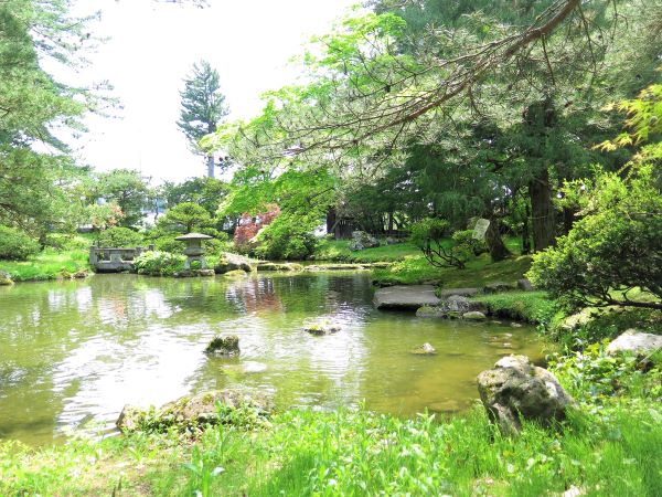 鳥潟会館の庭園